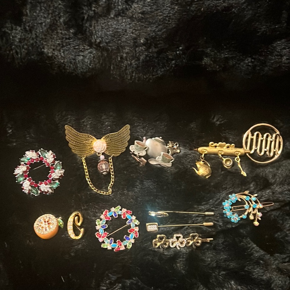 12 pins(brooches)